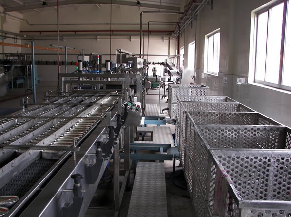 提效攻略：如何在殺菌環(huán)節(jié)引入全自動(dòng)裝卸籠，讓流水線不停歇？